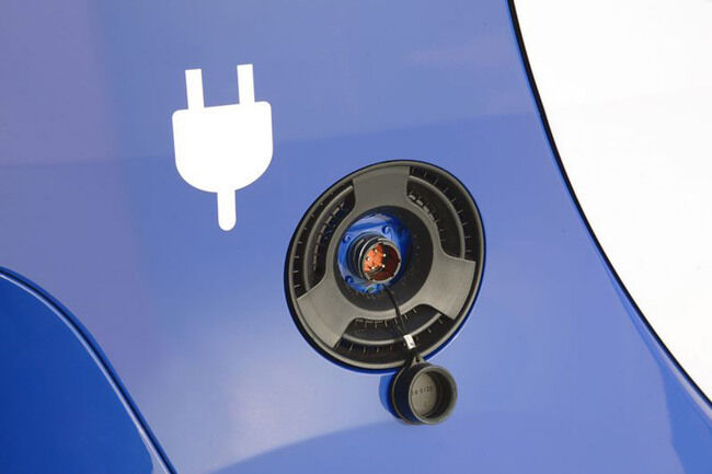 Mitsubishi i-MiEV azul toma eléctrica
