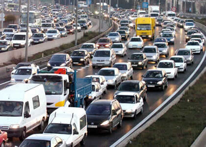 Por qué hacer más carreteras no mejora el tráfico