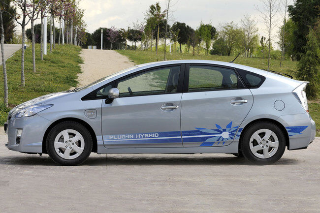 Toyota Prius PHV lateral