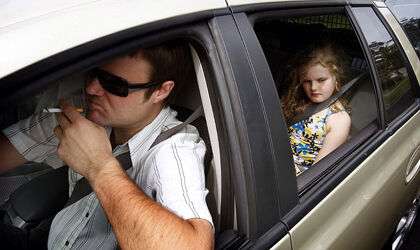 Un 53% de conductores prohibirían fumar al volante