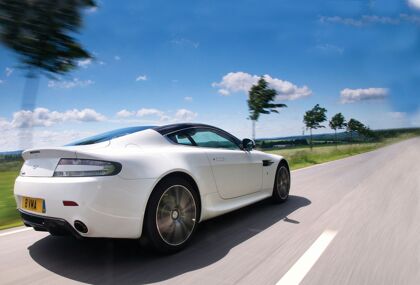 Aston Martin presenta su V8 Vantage N420