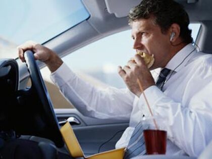 Recomiendan no comer con el motor en marcha