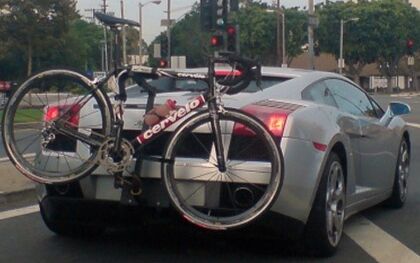 No sabemos llevar (bien) las bicis en el coche