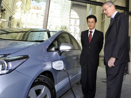 El alcalde de Madrid con un Toyota Prius PHV