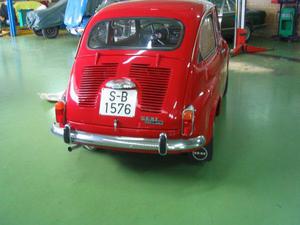 Trasera del SEAT 600 L Especial.