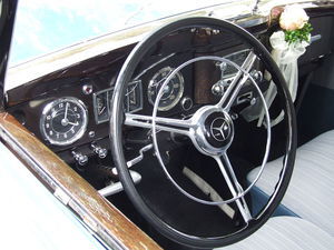 800px Mercedes 170 Ds Armaturenbrett 300x225