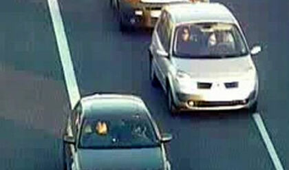 Para el coche en medio del atasco y se duerme