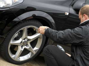 La mitad de los vehículos circulan con una presión incorrecta