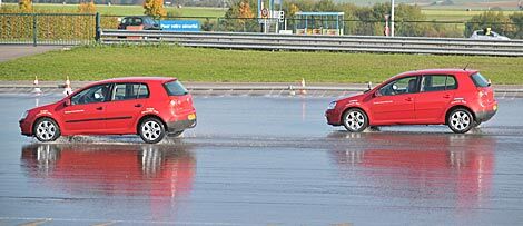 A la izquierda, vehículo con ruedas Wanli, a la derecha otro equipado con Goodyear