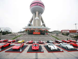 Más de 15 Ferrari delante de la Oriental Pearl Tower