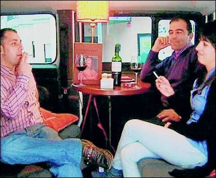 Un restaurante habilita un coche para fumadores