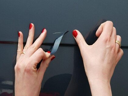 Despídete de los arañazos de tu coche con una pegatina