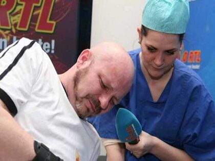 Se tatúa la palabra Mini en el pene por un coche