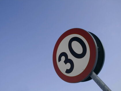 En calles de un solo carril a 30 km/h