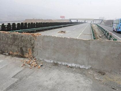 Una muralla china en medio de la autopista