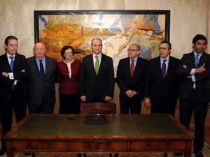 Firma del acuerdo alcanzado entre los fabricantes y los concesionarios