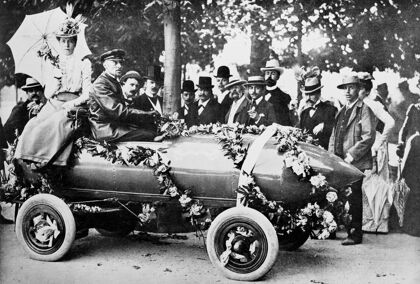 El primer coche que superó los 100 km/h