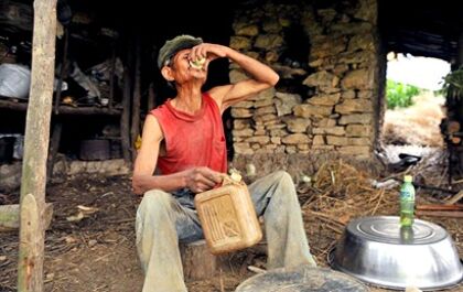 El hombre que bebe gasolina