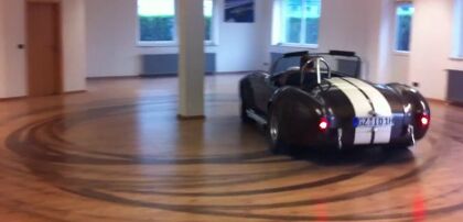 Trompos en el parqué con un Shelby Cobra