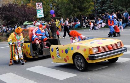 Mimos y payasos como guardias de tráfico