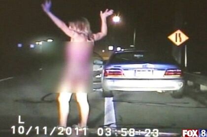 Borracha, desnuda, a más de 200 km/h… y con el carné caducado