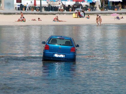Coche al agua