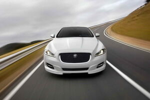 El Jaguar XJ parece querer "comerse" la carretera...