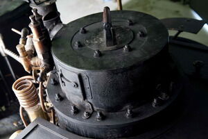 La caldera vertical estaba situada por delante del piloto y rodeada por un bunker...