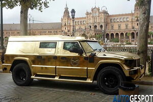 Un Dartz Kombat T-98 "de oro" con la plaza de España al fondo