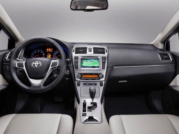 Toyota Avensis 2011 Interior 2 700x525