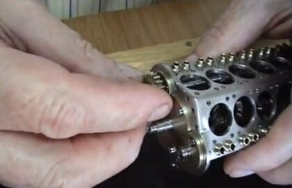 El motor de 12 cilindros más pequeño del mundo