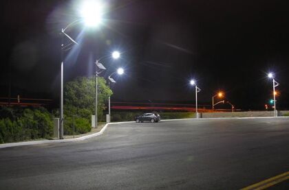 Carreteras iluminadas por farolas solares