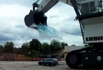 Cómo lavar un coche con un solo cazo de agua
