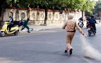 Cuando la policía pesca motoristas con red