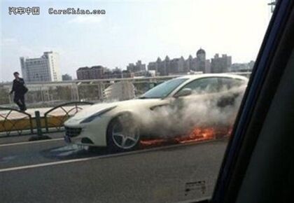 Así arde en llamas un Ferrari FF
