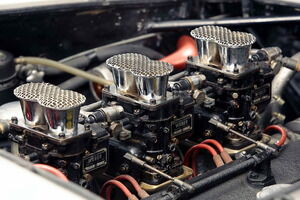 1959_Ferrari_250_GT_California_Spyder_15 Propulsor V12 de 3 litros, con tres carburadores Weber 36 DCL y 240 CV de potencia