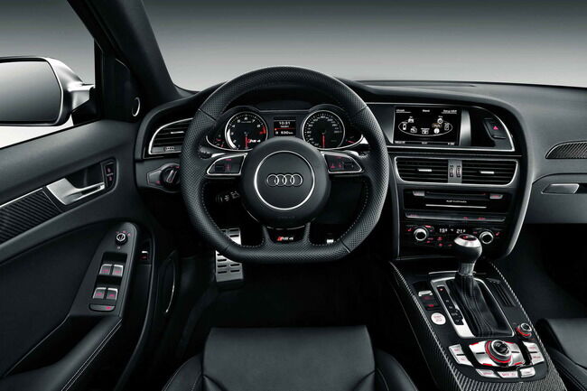Audi_RS4_Avant_18 En el interior hay casi de todo y está “donde debe estar”