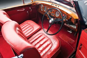 Rolls_Royce_Honeymoon_Express_12 Impecable interior realizado en exclusivo cuero Connolly y raíz de nogal del Cáucaso