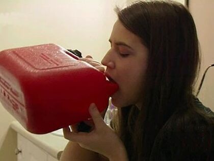 La chica que bebía gasolina