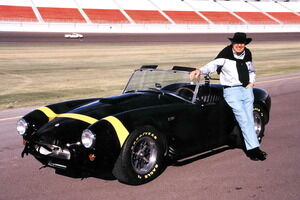 Carroll_Shelby_02 Carroll Shelby, con su inseparable sombrero Stetson, junto a su "obra" más famosa