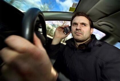 Multan a un sordomudo por usar el móvil conduciendo