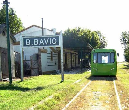 El Fiat Uno sedan convertido en tren