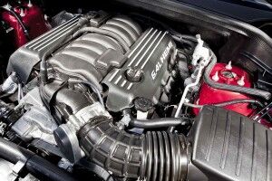 Poderoso motor HEMI V8 de 6,4 litros, que entrega 468 CV de potencia máxima