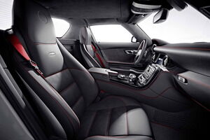 Mercedes_Benz_SLS_AMG_GT_04 El interior presenta una terminación impecable mezcla de cuero y Alcantara