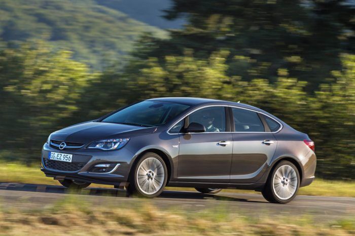 Opel Astra Sedan 2012 8 700x466