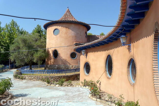Museo_Moto_Coches_Clasicos_Hervas_27 Singular la arquitectura del Museo... ¡en “estilo Juanesco”!