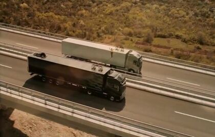 Equilibrios sobre dos camiones Volvo en marcha