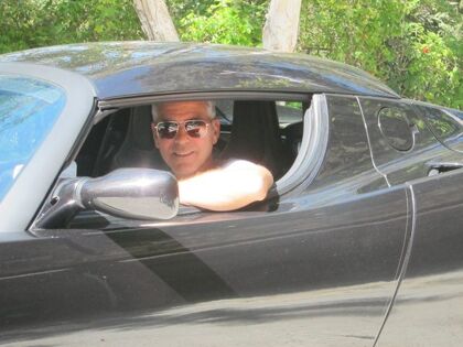 George Clooney subasta su Tesla