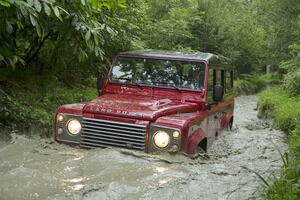 Land_Rover_Defender_2013_06 ¿Te atreverías a hacer esto con un SUV de última generación?