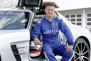 Mercedes_Benz_SLS_AMG_GT_Safety_Car_07 El piloto alemán Bernd Mayländer sentado en su "coche de empresa"